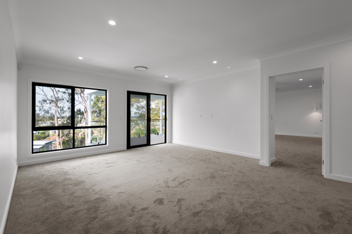 Mount Ommaney local streetscape